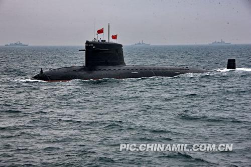 4月23日中午，庆祝中国人民解放军海军成立60周年海上大阅兵在青岛附近黄海海域举行。备受外界关注的潜艇编队亮相阅兵式，成为焦点。