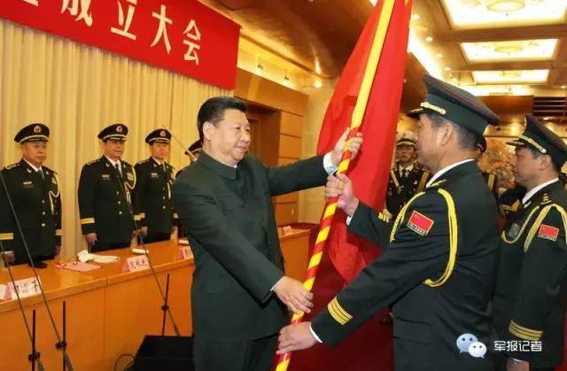习近平向五大战区授予军旗并发布训令 